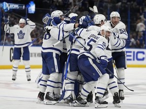 Les Maple Leafs de Toronto célèbrent après que l'équipe a vaincu le Lightning de Tampa Bay lors des prolongations lors du sixième match d'une série éliminatoire de premier tour de la Coupe Stanley de hockey de la LNH le samedi 29 avril 2023 à Tampa, en Floride.