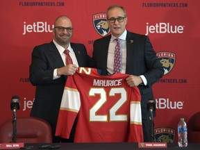 Paul Maurice, à droite, est présenté comme le nouvel entraîneur-chef des Panthers de la Floride par le directeur général Bill Zito en 2022.