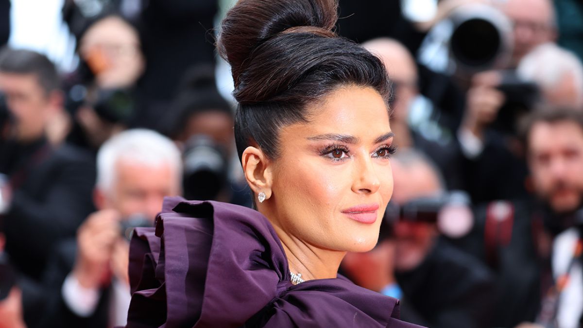 Salma Hayek a plongé à fond sur le tapis rouge pas une mais deux fois en deux jours, et ça donne des objectifs vestimentaires
