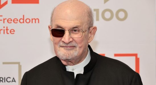 Salman Rushdie fait sa première apparition en personne depuis qu'il a été poignardé : "La violence ne doit pas nous dissuader"