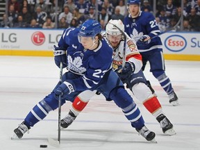 Le centre des Panthers de la Floride Aleksander Barkov vérifie l'ailier recrue des Leafs Matthew Knies lors du match 2 jeudi.