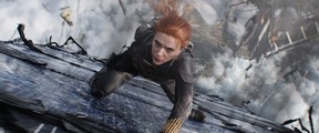 Scarlett Johansson dans une scène de Black Widow.