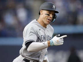 Aaron Judge des Yankees de New York a réussi un coup de circuit lors de la première manche de leur match de la MLB contre les Blue Jays de Toronto au Rogers Centre le 15 mai 2023 à Toronto.