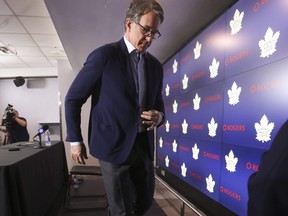 Le président des Maple Leafs, Brendan Shanahan, quitte le podium après avoir annoncé que Kyle Dubas ne reviendrait pas avec l'organisation en tant que directeur général, à Toronto, le vendredi 19 mai 2023.