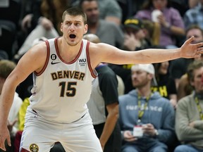 Le centre des Nuggets Nikola Jokic se défend contre le Jazz lors de la deuxième mi-temps de la NBA à Salt Lake City, le samedi 8 avril 2023.