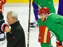 L'entraîneur-chef des Flames de Calgary Darryl Sutter et Jonathan Huberdeau lors de l'entraînement du 17 février.