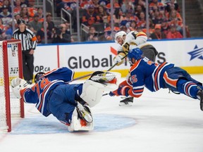 Le gardien des Oilers Stuart Skinner et le défenseur Darnell Nurse tentent de couvrir un filet ouvert devant Jonathan Marchessault des Golden Knights, qui a réussi un tour du chapeau dimanche soir pour mettre fin aux espoirs de la Coupe d'Edmonton.