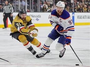 LAS VEGAS, NEVADA - 12 MAI : Connor McDavid # 97 des Oilers d'Edmonton patine avec la rondelle contre Mark Stone # 61 des Golden Knights de Vegas dans la première période du cinquième match du deuxième tour des séries éliminatoires de la Coupe Stanley 2023 à T- Mobile Arena le 12 mai 2023 à Las Vegas, Nevada.  Les Golden Knights ont battu les Oilers 4-3.