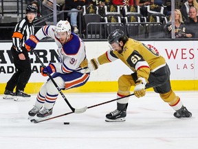 Mark Stone, no 61 des Golden Knights de Vegas, fait tomber Connor McDavid, no 97 des Oilers d'Edmonton, de la rondelle lors de la première période du premier match de la deuxième ronde des séries éliminatoires de la Coupe Stanley 2023 au T-Mobile Arena le 3 mai.