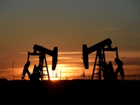 Les vérins de pompe fonctionnent dans un champ pétrolifère à Midland, au Texas.