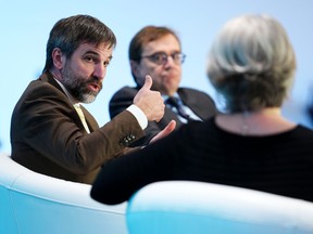 Steven Guilbeault, ministre de l'Environnement et du Changement climatique, et Jonathan Wilkinson, ministre des Ressources naturelles, participent à une séance de questions-réponses dans le cadre de la conférence « 2030 in Focus: Getting the Next Decade Right on Net-Zero » de l'Institut canadien du climat à Ottawa, mardi , 18 octobre 2022.