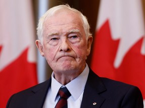 David Johnston, rapporteur spécial sur l'ingérence étrangère, tient une conférence de presse sur ses conclusions et recommandations à Ottawa, Ontario, Canada le 23 mai 2023. REUTERS/Blair Gable