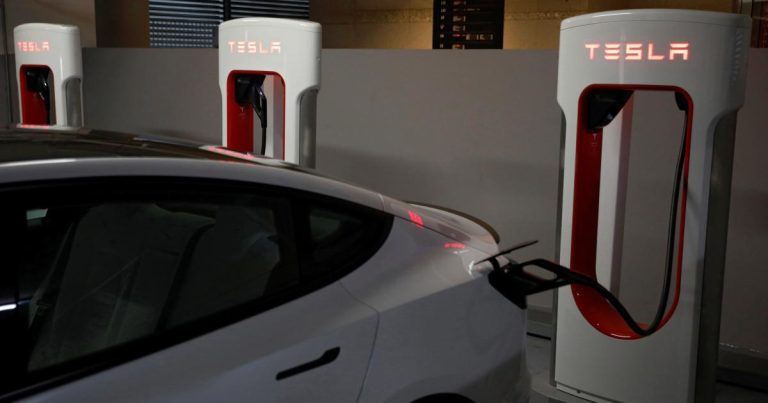 Tesla ouvrira son réseau de superchargeurs à d’autres véhicules électriques au Canada