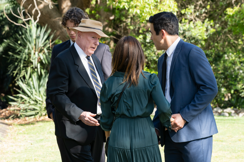 alf stewart arrive devant le palais de justice à domicile et à l'extérieur