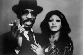 Ike Turner et Tina Turner sont représentés sur une photo d'archive prise dans les années 1960