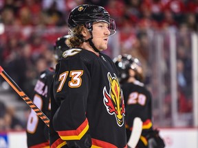 Calgary Flames Tyler Toffoli en action contre les Blue Jackets de Columbus au Scotiabank Saddledome le 23 janvier 2023.