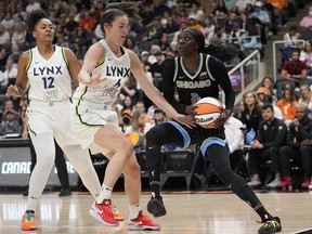 L'attaquante des Lynx du Minnesota Bridget Carleton (6) défend contre le garde du Chicago Sky Kahleah Copper (2) au cours de la première mi-temps à la Scotiabank Arena