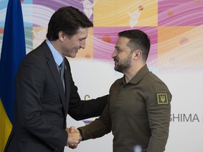 Le premier ministre Justin Trudeau rencontre le président ukrainien Volodymyr Zelenskyy au sommet du G7 le dimanche 21 mai 2023 à Hiroshima, au Japon.