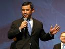 Le candidat à la direction du Parti conservateur, Michael Chong, s'adresse à la foule lors du dernier débat télévisé du Parti conservateur du Canada à Toronto, en Ontario, le 26 avril 2017. 