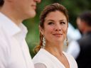 Le premier ministre du Canada Justin Trudeau et son épouse Sophie Grégoire Trudeau sont interviewés lors d'un voyage dans un marché de producteurs le jour de la fête du Canada à Ottawa, Ontario, Canada le 1er juillet 2021.