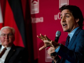 Justin Trudeau prend la parole lors d'une réunion lundi avec des étudiants de l'Université d'Ottawa sous le regard du président allemand Frank-Walter Steinmeier.