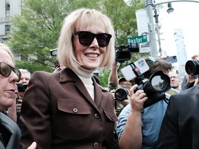 L'écrivain E. Jean Carroll quitte un palais de justice de Manhattan après qu'un jury a déclaré l'ancien président américain Donald Trump responsable de l'avoir agressée sexuellement dans un grand magasin de Manhattan dans les années 1990, le 09 mai 2023.