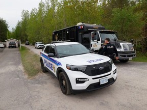 La Police provinciale de l'Ontario et la police d'Ottawa étaient toujours sur les lieux du sergent.  Décès d'Eric Mueller au 2390 rue Laval à Bourget mardi.  La maison et la propriété où la fusillade a eu lieu se trouvent plus loin dans l'allée sur la droite.