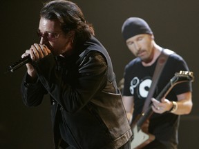 Bono et The Edge de U2 sont photographiés en train de se produire au Air Canada Centre à Toronto, le 12 septembre 2005.