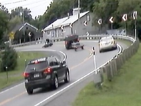 Une image tirée d'une vidéo qui a capturé le moment avant que la moto de Félix-Antoine Gagné entre en collision avec la camionnette d'Éric Rondeau sur la route 345 à Ste-Élisabeth le 22 juillet 2019.