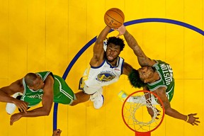 L'attaquant des Golden State Warriors Andrew Wiggins (22 ans) tente un rebond contre le gardien des Boston Celtics Marcus Smart (36 ans) et le centre Al Horford (42 ans) lors du deuxième match de la finale de la NBA 2022 au Chase Center le 5 juin 2022. Ezra Shaw/photo de piscine -USA AUJOURD'HUI Sports