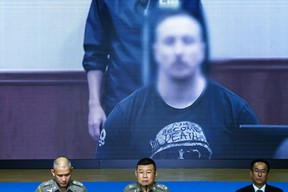 L'image de Matthew Dupre apparaît sur un écran à Bangkok, en Thaïlande