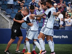 Le milieu de terrain du Sporting Kansas City Felipe Hernandez (21) célèbre.