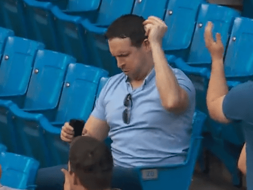 Un fan des Blue Jays fait une superbe prise à mains nues sur une fausse balle