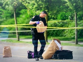 La police de Vancouver sur les lieux d'une fusillade dans le secteur de Fraser Street et de Southeast Marine Drive le dimanche 28 mai 2023.