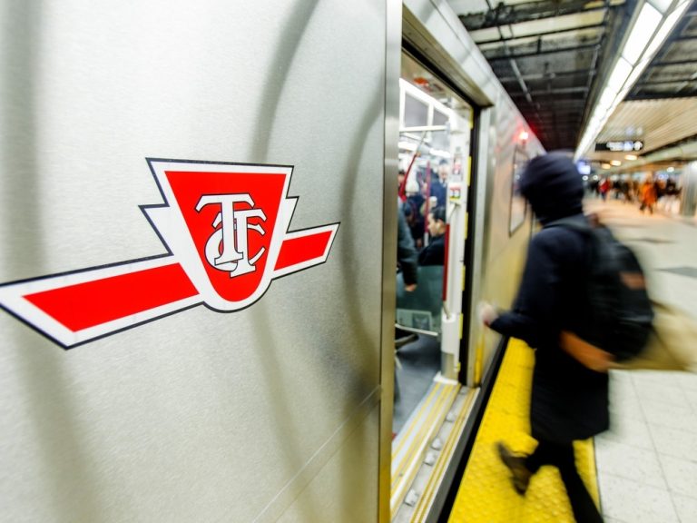 Un garçon critique après avoir grimpé dans le métro en mouvement de Toronto à la station