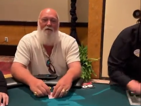 Capture d'écran d'une vidéo de Dave Hughes, l'homme seul lors d'un tournoi de poker féminin fin avril au Seminole Hard Rock Hotel and Casino en Floride.