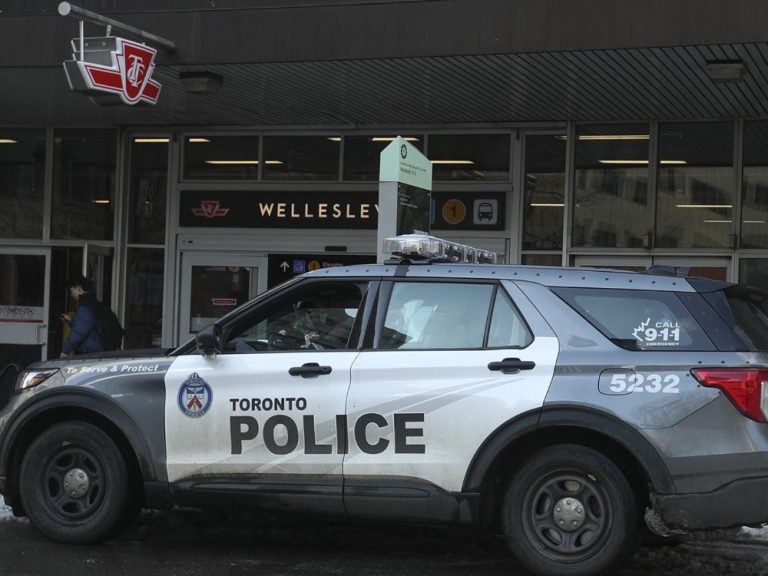 Un homme meurt après avoir été poignardé à la lumière du jour au centre-ville de Toronto