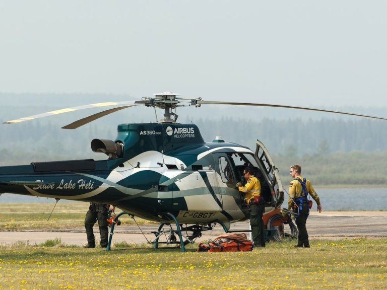 Un homme qui avait besoin d’être secouru après des incendies de forêt dans le nord de l’Alberta pourrait faire face à des accusations: GRC