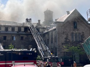 Les pompiers combattent l'important incendie de l'ancien Monastère du Bon Pasteur le 26 mai 2023.