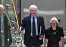 David Johnston, rapporteur spécial indépendant sur l'ingérence étrangère, arrive pour présenter son premier rapport à Ottawa le 23 mai 2023. Il est accompagné de son avocate Sheila Block.