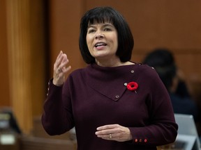 La ministre des Langues officielles, Ginette Petitpas Taylor, se lève pendant la période des questions, à Ottawa, le jeudi 3 novembre 2022.