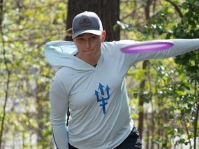 La disc golfeuse Natalie Ryan lance un disque