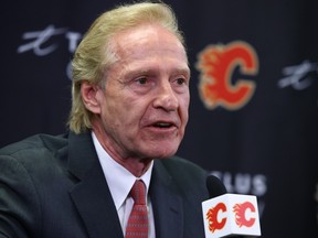 Le président des opérations hockey des Flames de Calgary, Don Maloney, s'adresse aux médias à Calgary le lundi 1er mai 2023.