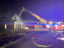 Les pompiers d'Aylmer combattent un incendie qui a causé plus d'un million de dollars de dommages à une maison nouvellement construite au petit matin du vendredi 24 mars 2023. (Photo : Police d'Aylmer)