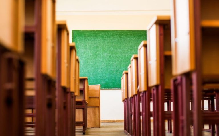 Une femme de 86 ans accusée d’agression sexuelle alors qu’elle enseignait dans une école de l’Ontario dans les années 80