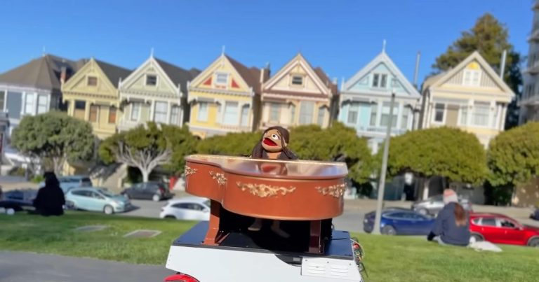 Une marionnette robot a traversé San Francisco en chantant les tubes de Vanessa Carlton