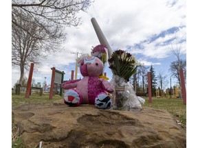 Une mère et son enfant de 11 ans ont été mortellement poignardés vendredi près de l'école Crawford Plains.  Une personne correspondant à la description de son agresseur a été abattue par la police et demeure à l'hôpital. Prise le samedi 6 mai 2023 à Edmonton.  Greg Southam-Postmedia