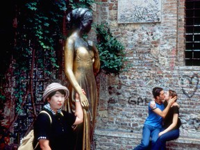 L'amour est dans l'air à la Maison de Juliette, où vous trouverez des graffitis amoureux, des couples romantiques et des touristes qui se sentent à l'aise avec la statue de Juliette.