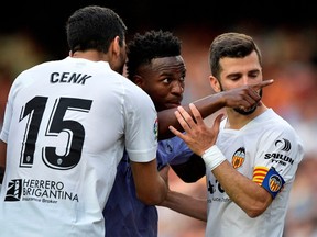 Vinicius Junior du Real Madrid fait un geste vers un fan.