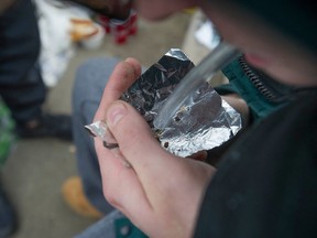 Un toxicomane avec du fentanyl dans un parc de Vancouver.